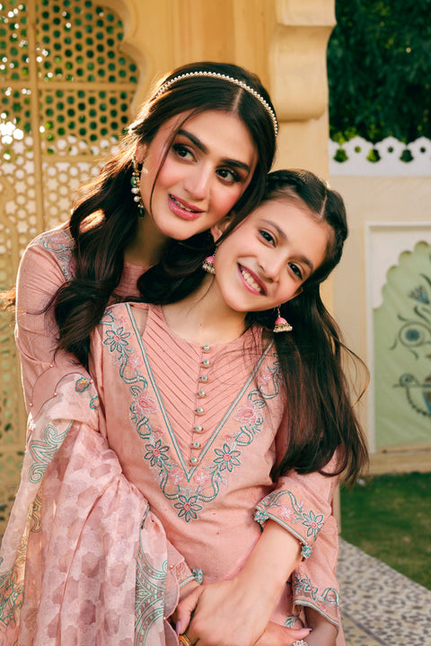 Hira Mani ft. Mona Jacquard Girls Collection GHMM4