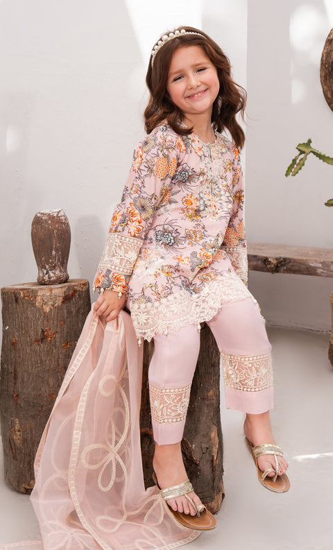 Ayeza Khan ft. Mona Eid Collection MAKW5